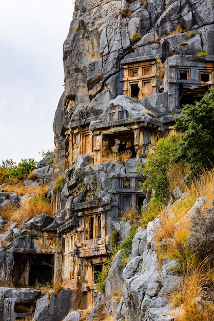 Ruïnes van de oude lycische rotsgraven in de stad demre. oude myra-stad. provincie antalya, turkije