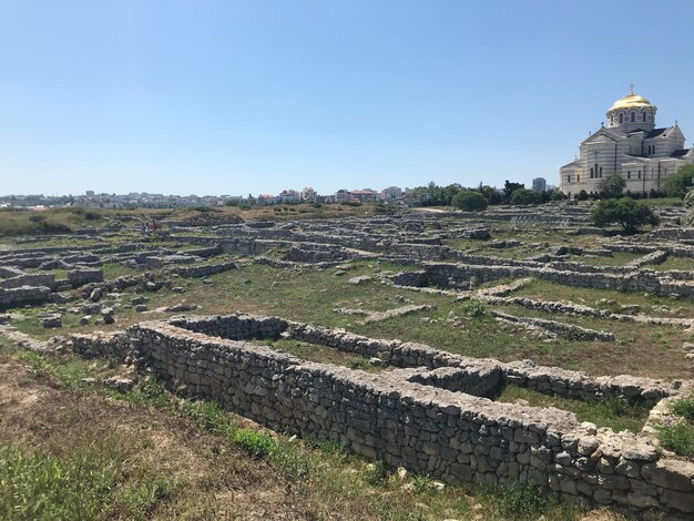 Ruïnes van de oude stad Agia op de achtergrond