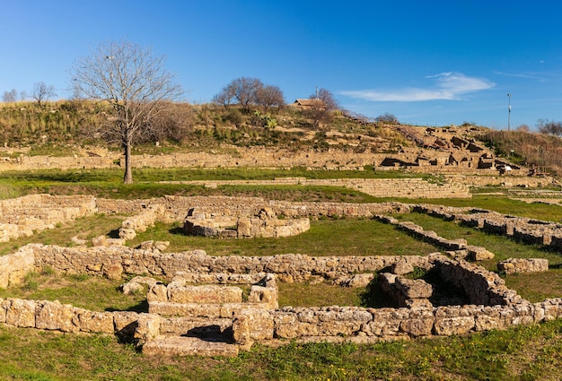 Foto ruïnes van de oude stad in de archeologische vindplaats sicilië van morgantina