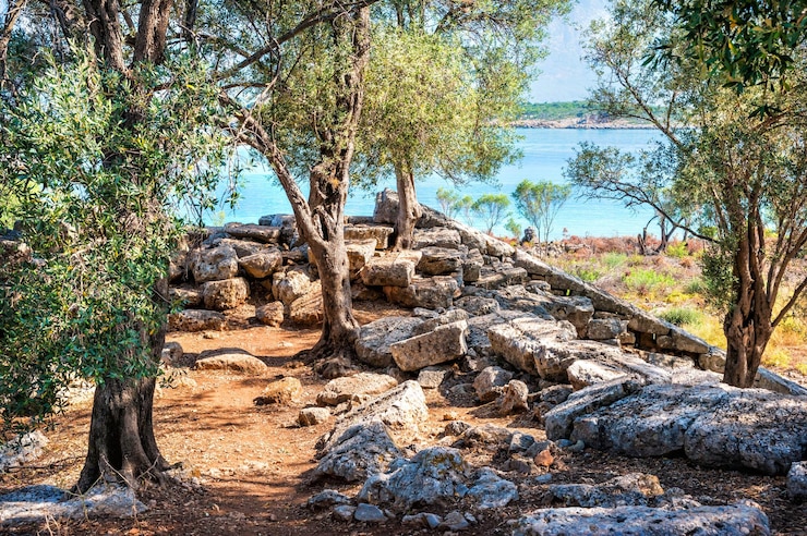 Foto ruïnes van de oude stad op het eiland cleopatra sedir eiland egeïsche zee marmaris turkije