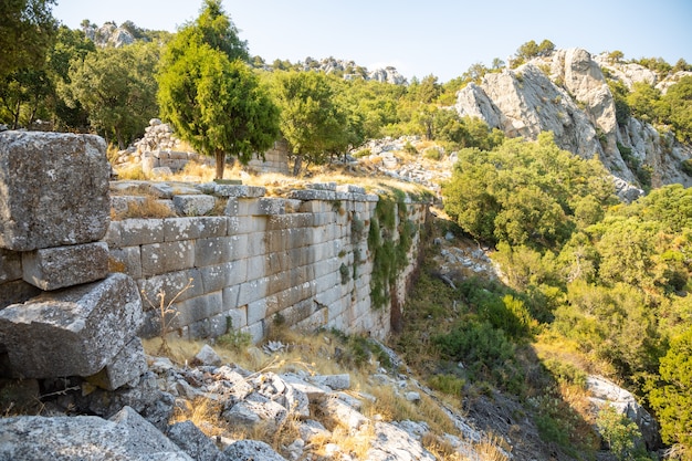 Ruïnes van de oude stad Termessos zonder toeristen in de buurt van Antalya in Turkije