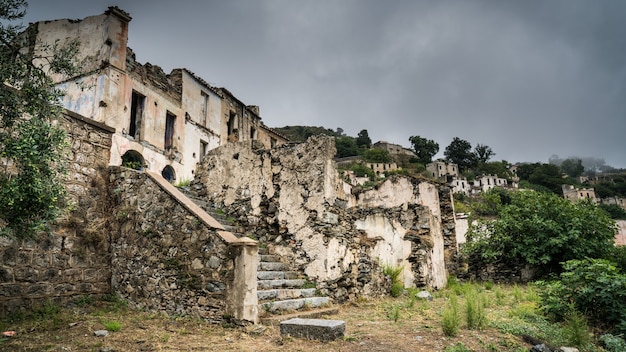 Ruïnes van de verlaten spookstad Gairo Vecchio, Sardinië, Italië