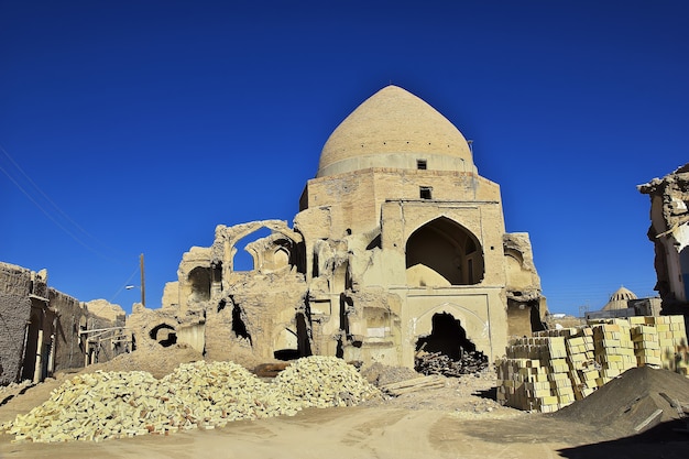 Ruïnes van de verlaten stad Nain in Iran