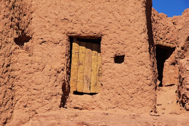 Ruïnes van een fort in een verlaten stad in de woestijn van de Sahara