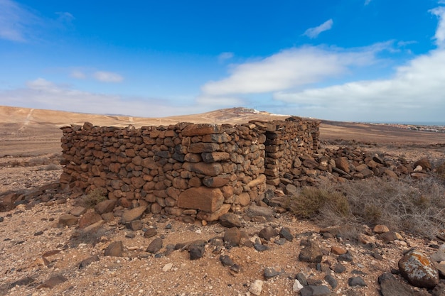 Ruïnes van een oud huis in de woestijn van Fuerteventura