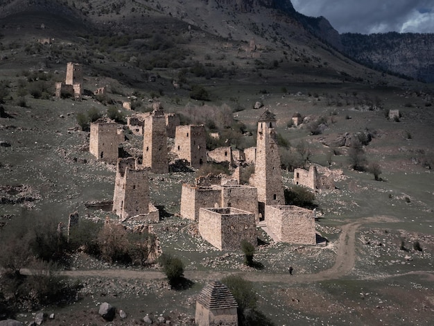 Ruïnes van een oud Ingoesj-bergdorp met stenen torens en huizen Ingoesjetië, Rusland