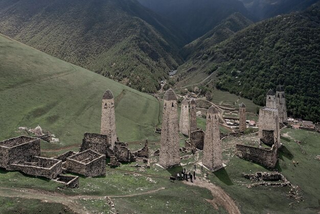 Ruïnes van een oud Ingoesj-bergdorp met stenen torens en huizen Ingoesjetië, Rusland