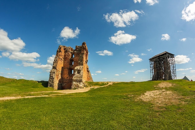 Ruïnes van een oud middeleeuws verlaten ridderkasteel van het Groothertogdom Litouwen, de grootste staat in Europa met grindpad in zonnige zomerdag