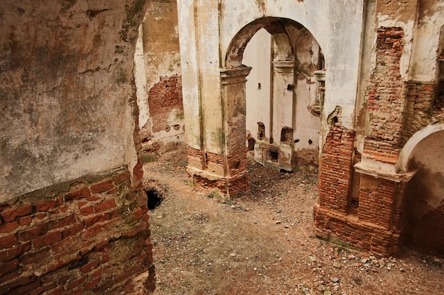 Ruïnes van een oude geruïneerde kerk