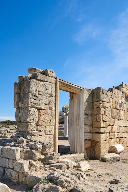 Ruïnes van een oude griekse tempel tegen de achtergrond van de vladimir kathedraal in chersonesos