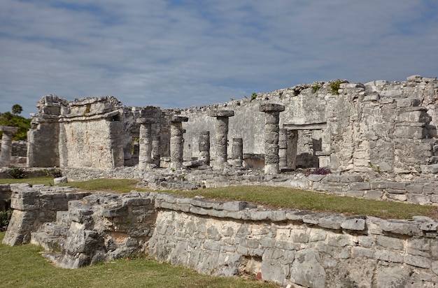 Ruïnes van gebouwen die dateren uit de Maya-beschaving in het Tulum-complex in Mexico