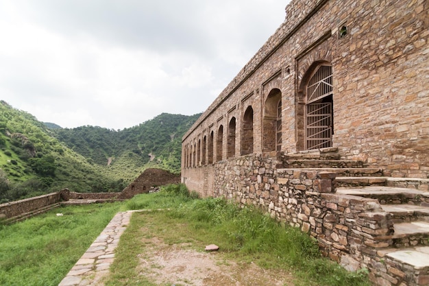 Foto ruïnes van het bhangarh fort in de indiase staat rajasthan