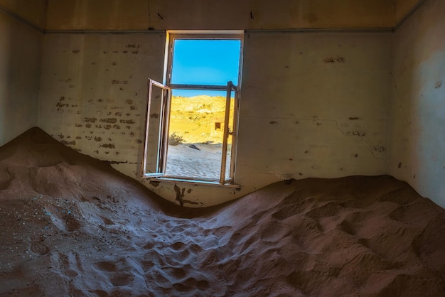 Ruïnes van het mijnstadje Kolmanskop in de Namib-woestijn bij Luderitz in Namibië