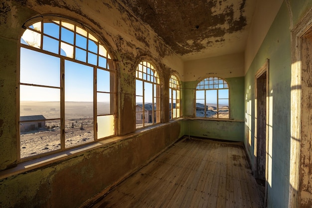 Ruïnes van het mijnstadje Kolmanskop in de Namib-woestijn bij Luderitz in Namibië