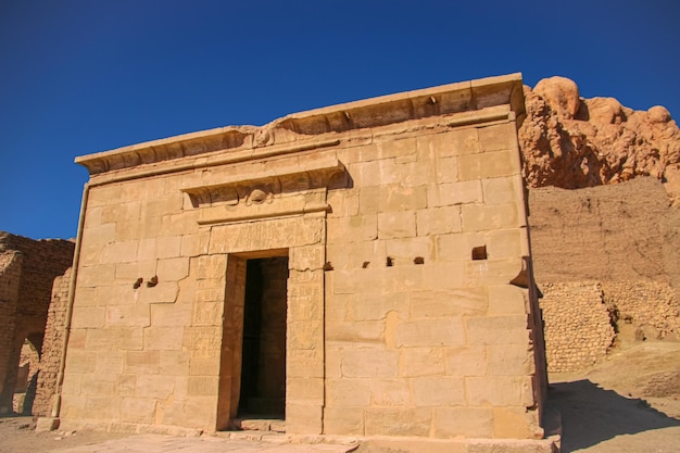 Ruïnes van het oude Deir elMedina, een van de groep van Thebaanse necropolen