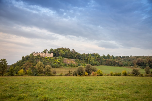 Ruïnes van het oude middeleeuwse Frankopan-fort novigrad en plattelandslandschap in kroatië