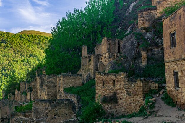 Ruïnes van huizen op een berghelling in het lege dorp Gamsutl Dagestan