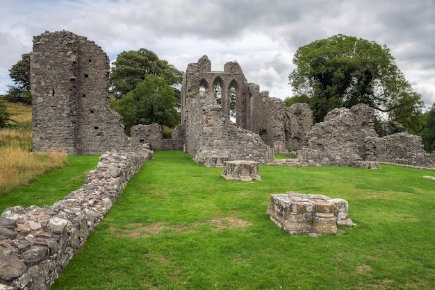 Ruïnes van Inch Abbey in Noord-Ierland