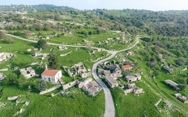 Ruïnes van oud onbewoond dorp in Cyprus, drone panorama