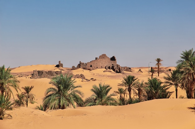 Ruïnes van Timimun verlaten stad in de woestijn van de Sahara, Algerije
