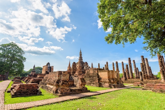 Ruïnes van Wat Maha That onder de heldere hemel is de oude boeddhistische tempel belangrijke toeristische attractie religieuze beroemde bezienswaardigheid in Sukhothai Historical Park in de provincie Sukhothai, Thailand