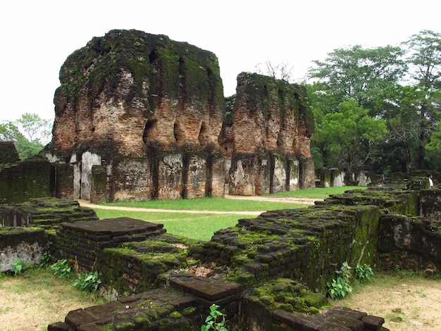 Ruïnes van weijantha prasada in polonnaruwa-park, sri lanka