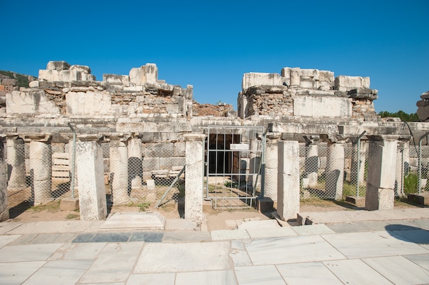 Руины древнего города Эфес, древнегреческого города в Турции, в прекрасный летний день