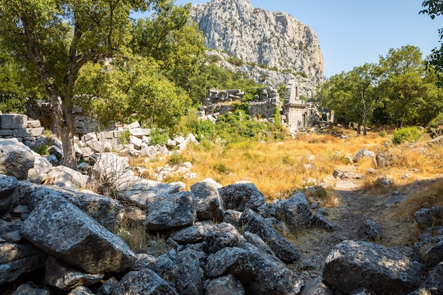 Руины древнего города Термессос без туристов недалеко от Анталии в Турции
