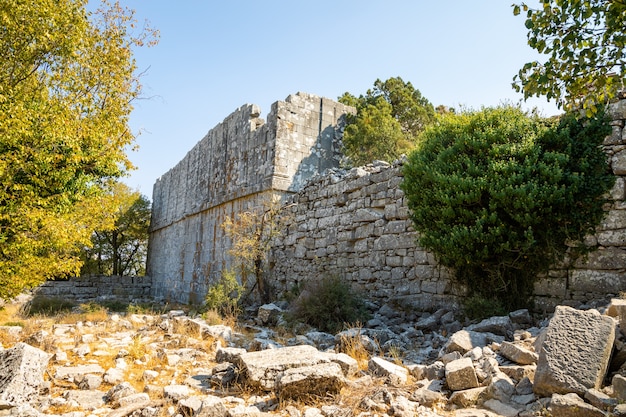 トルコのアンタルヤ近くの観光客のいないテルメッソスの古代都市の遺跡