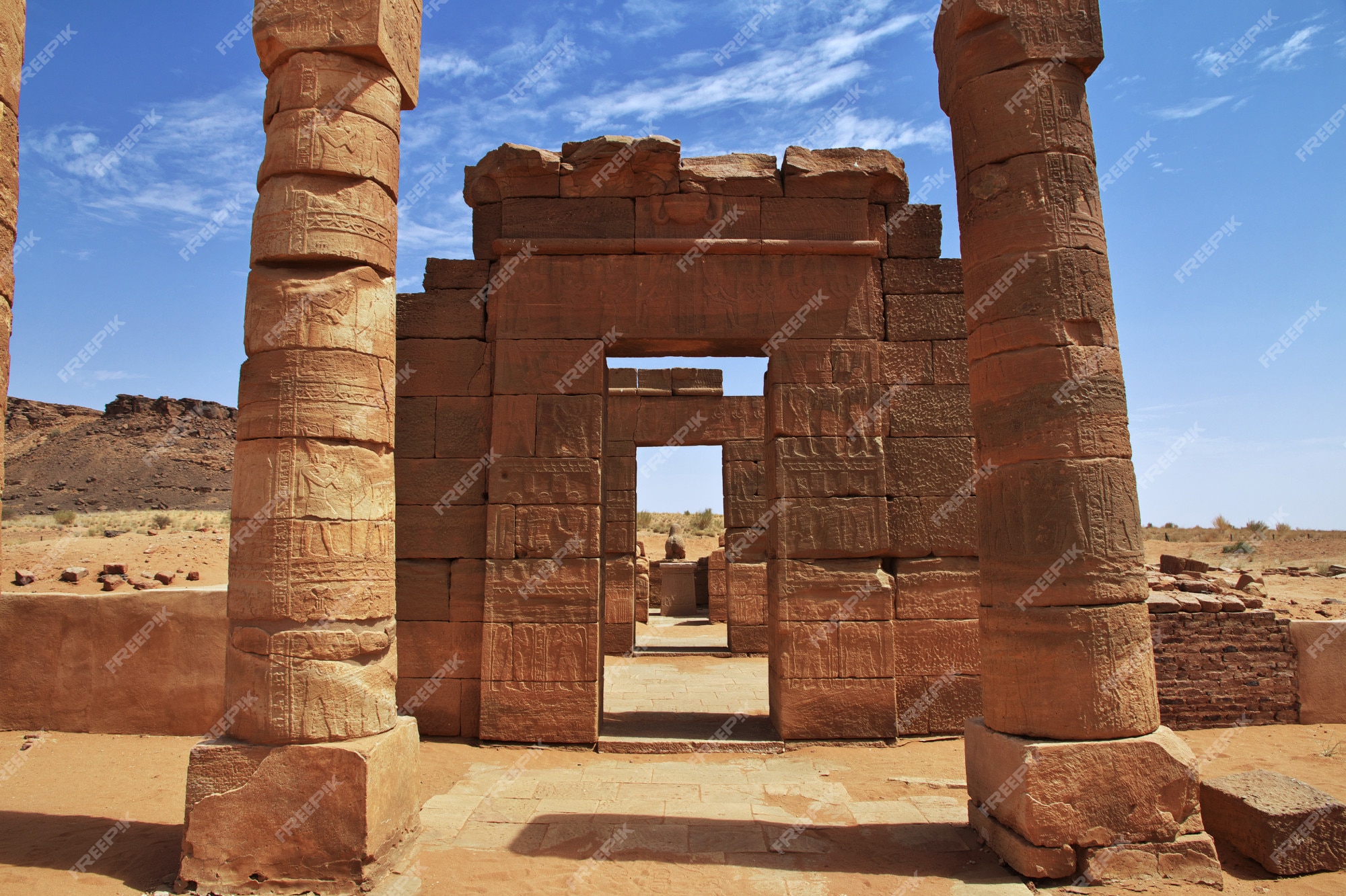 Le rovine di un antico tempio egizio nel deserto del sudan, nubia | Foto Premium