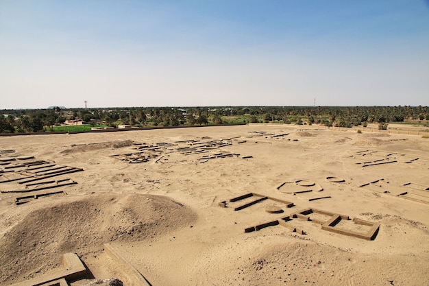 Foto rovine dell'antico tempio egizio a sesebi, sudan