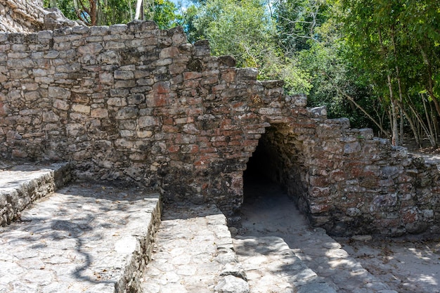 メキシコのユカタン半島にあるコバの古代マヤ都市の遺跡