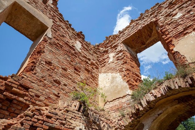 Rovine di un antico castello in mattoni rossi