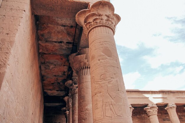 Foto le rovine dell'antico tempio di horus a edfu in egitto