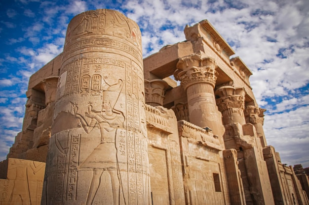 Photo the ruins of the ancient temple of sebek in kom  ombo egypt