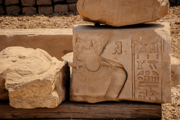 デンデラの美しい古代神殿またはハソール神殿の遺跡。エジプト、デンデラ、ケン市の近くにある古代エジプトの神殿。