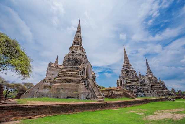 부처님 동상과 아유타야 역사 공원, 태국에서 와트 Phra Si Sanphet의 탑의 유적