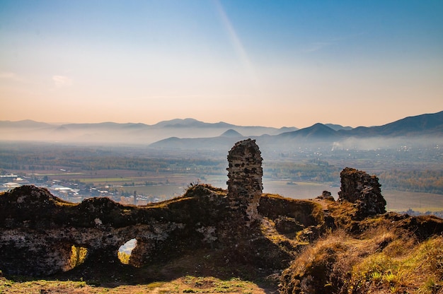 Photo the ruins of the castle in the city of khust transcarpathia