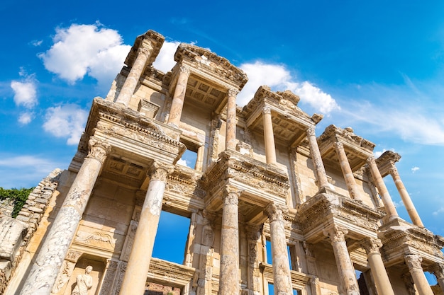 Rovine della biblioteca di celsius nell'antica città di efeso, in turchia