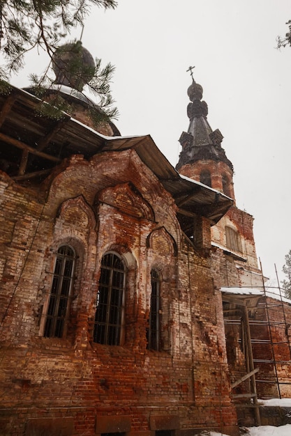 레닌그라드 지역의 볼로소프스키 지구에 있는 가장 거룩한 테오토코스 중재 교회의 유적