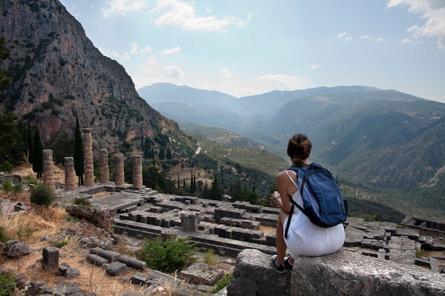 Photo ruins of delphi under a sky with clouds