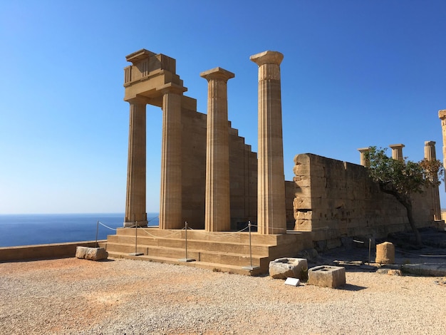 明るい空を背景にドリック寺院の遺跡