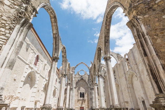 1755年、リスボン、ポルトガルの地震で破壊されたマウント・カーメル聖母教会（Igreja do Carmo）のゴシック様式教会の遺跡