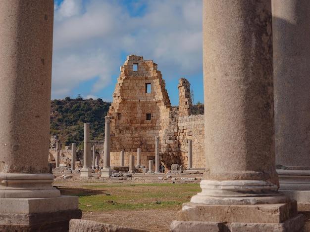 Photo ruins of hellenic city gates of ancient greek city perge perga once capital of pamphylia with marble columns in antalya turkey