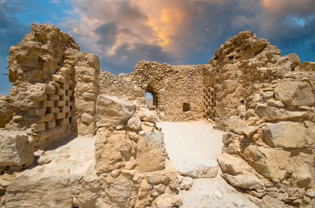 Rovine del castello di erode nella fortezza masada israel world heritage site come dichiarato dall'unesco