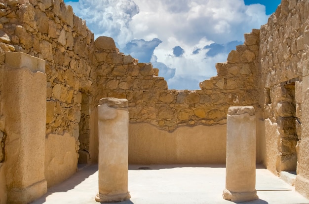 ユネスコが宣言したマサダイスラエル世界遺産の要塞にあるヘロデ城の遺跡