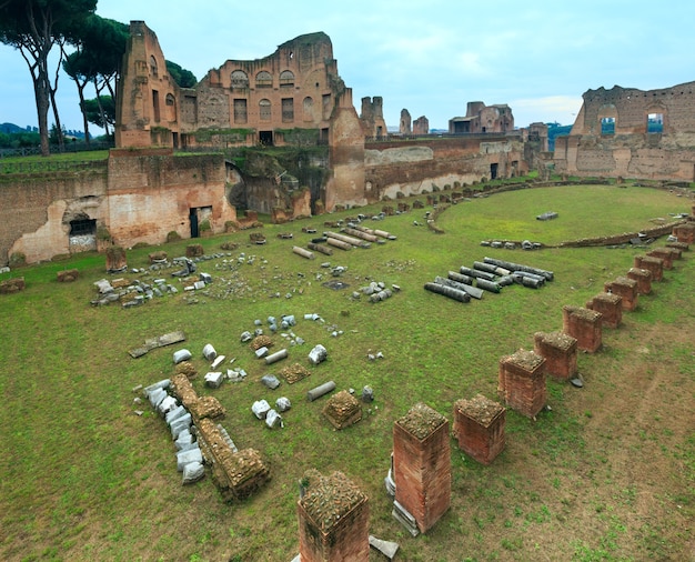 イタリア、ローマのパラティーノの丘にあるドミティアヌス競技場のヒッポドロームスタジアムの遺跡。