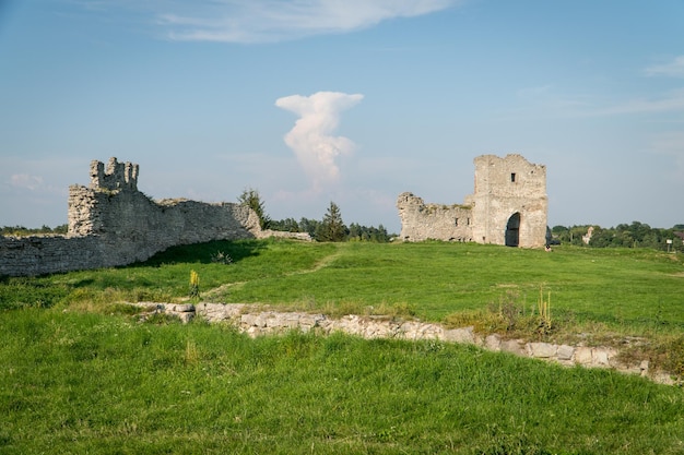 Photo ruins of kremenets castle located on top of a hill in kremenets town ternopil region ukraine