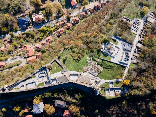 Photo ruins of medieval fortress in town of lovech bulgaria