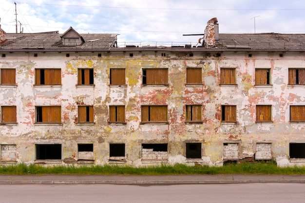 러시아 Vorgashor의 빈 도시에 버려진 아파트 건물의 유적
